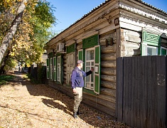 Сотрудники ГОЧС раздают пожарные извещатели