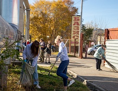 К общегородскому субботнику присоединились работники администрации Благовещенска