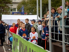 «Умную» спортивную площадку в Благовещенске открыли зарядкой и состязаниями