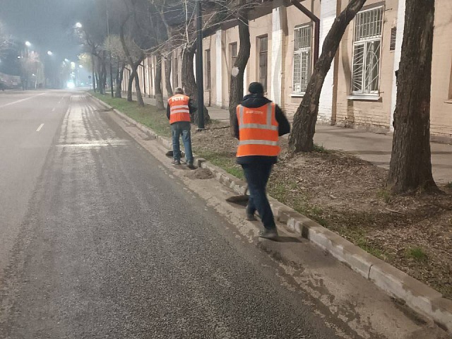 Провести ямочный ремонт, обеспылить и профилировать «гравийки», очистить «прилотковки»