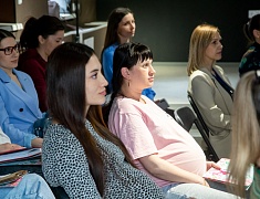 Беременным благовещенкам рассказали о пользе аэробики, о питании и воспитании