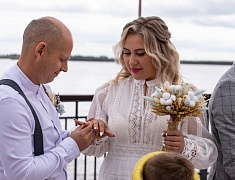 Коллективную свадьбу провели на берегу Зеи в Благовещенске