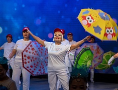 Китайские и русские бабушки станцевали на одной сцене в Благовещенске