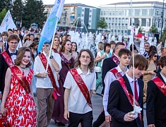 Почти 1200 благовещенских выпускников прошли в торжественном шествии по центру Благовещенска 