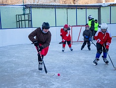 Хоккею с мячом учили ребят из благовещенского двора на Зейской