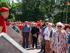 Цветы в память о подвиге советских солдат возложили в Благовещенске