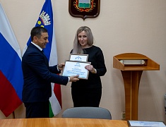 Мэр Благовещенска Олег Имамеев наградил победителей конкурса "Город в праздничном наряде"