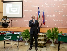 В одной из школ Благовещенска установили первые парты Героев