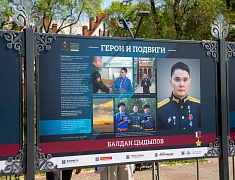 Мэр Благовещенска в День России вручил паспорта 13 юным благовещенцам