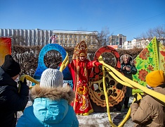 Благовещенцы проводили зиму блинами и хороводами