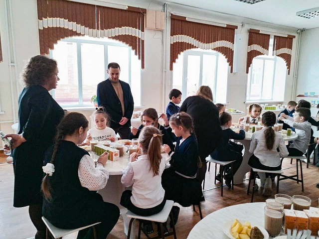 Депутаты Благовещенской городской думы проверяют организацию школьного горячего питания