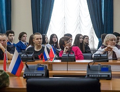 Специалисты управления по развитию потребительского рынка и услуг провели для десятиклассников конкурс КВН