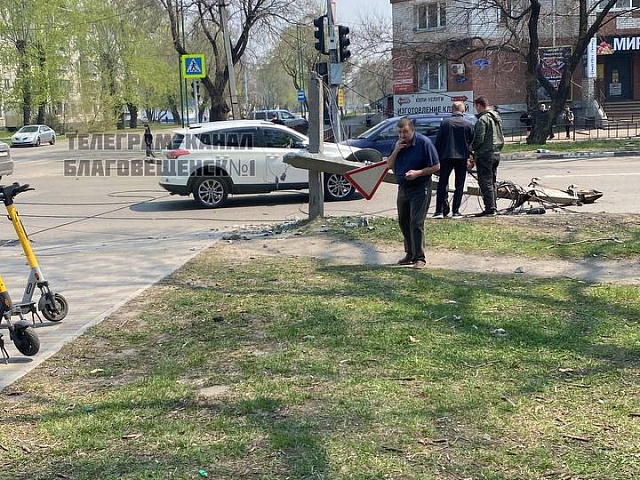 Благовещенский автомобилист решил лично «проверить» на прочность городскую инфраструктуру