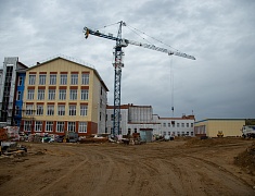 В новой школе в микрорайоне Благовещенска утепляют фасад и готовятся запускать тепло