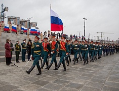 В честь Дня Победы в Благовещенске развернули знамя Победы