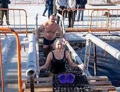  Благовещенцы окунулись в прорубь на Крещение