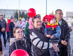 «Поющие динозавры» исполнили известные хиты в Благовещенске