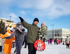 Театрализованная игровая программа для всей семьи "Рождество по-русски" прошла на центральной площади Благовещенска