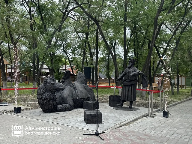 В День города в благовещенском сквере открыли скульптуру в виде купца с верблюдом