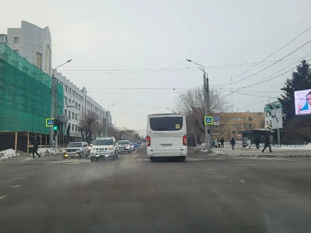 Ресурсники избавили от ледяных накатов участки дорог, где проходят сети теплоснабжения