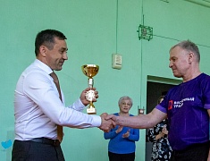 Мэр Благовещенска Олег Имамеев вручил награду "Наставник месяца"