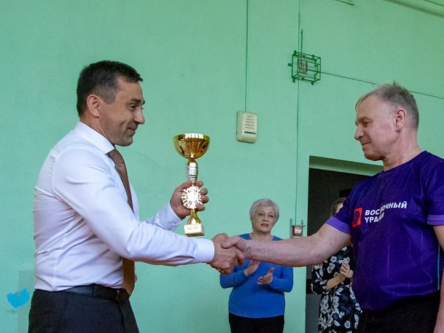 Мэр Благовещенска Олег Имамеев вручил награду "Наставник месяца"