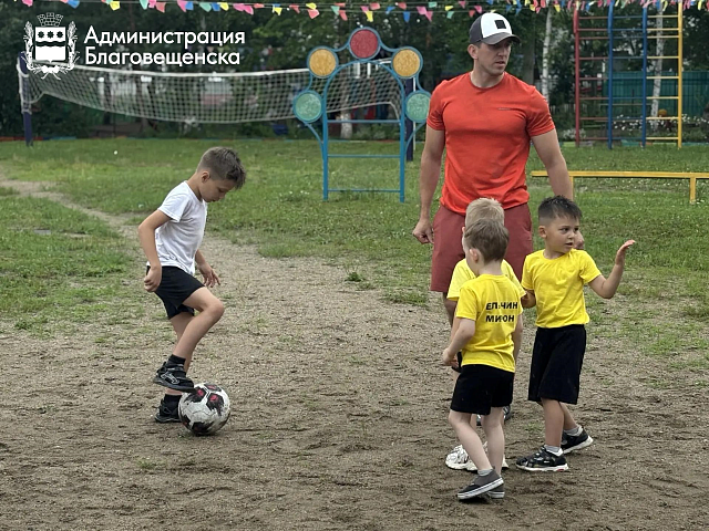 Уличная мозаика, казачья усадьба и семь чудес земли Амурской: в детском саду № 68 создают площадки для семейного досуга