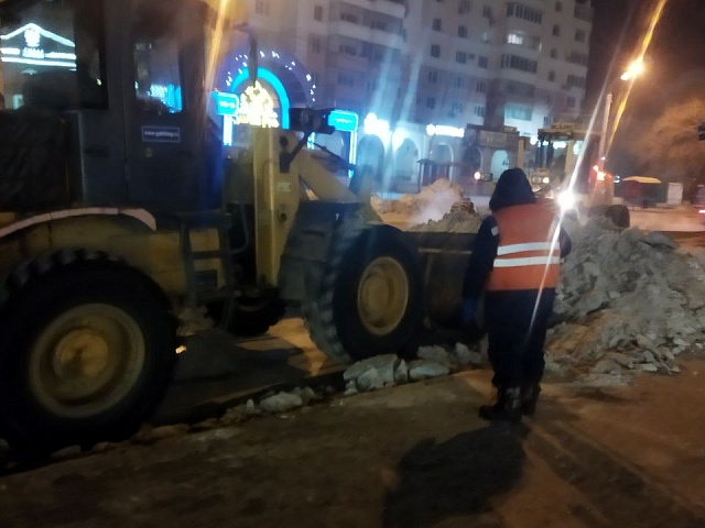 Очистили остановку у сквера «Бабочка» и готовятся к «Лыжне России»: ГСТК продолжает плановые работы