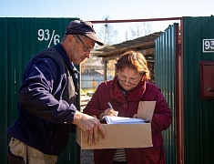 Сотрудники ГОЧС раздают пожарные извещатели