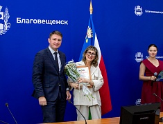 В Благовещенске работников торговли отметили Почетными грамотами