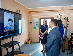 Мэр Благовещенска Олег Имамеев посетил выставку "Дня детских изобретений" в 16 школе