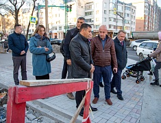 Мэр амурской столицы Олег Имамеев проконтролировал работы по замене ливневого коллектора на улице Пушкина