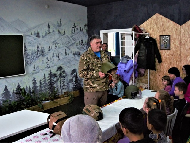 Юным благовещенцам показали амуницию времен Великой Отечественной войны 