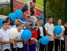 «Умную» спортивную площадку в Благовещенске открыли зарядкой и состязаниями