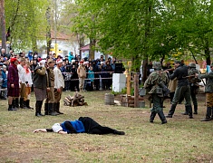 Реконструкцию боя Великой Отечественной войны показали гостям Городского парка в День Победы