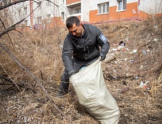 Мэр Благовещенска Олег Имамеев вместе с фан-клубом города очистил еще одну городскую территорию