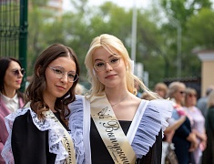 Во всех школах Благовещенска прозвенели последние звонки