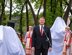 В Купеческом сквере в Благовещенске торжественно открыли новую скульптуру «Торговец с верблюдом»