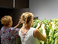 В Благовещенске плетут маскировочные сети для участников СВО