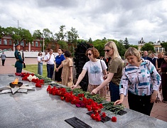 В День памяти и скорби благовещенцы возложили цветы к памятнику воинам-амурцам