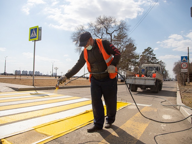 В Благовещенске обновляют дорожную разметку 