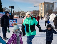 Театрализованная игровая программа для всей семьи "Рождество по-русски" прошла на центральной площади Благовещенска