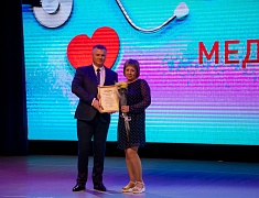 В Благовещенске медработников поздравили с профессиональным праздником