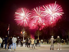 Небо над Благовещенском озарил высотный фейерверк