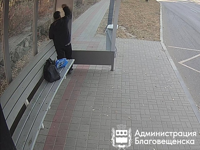 Неисправимый «граффитист»: в Благовещенске завёлся любитель исписать маркером автобусные павильоны