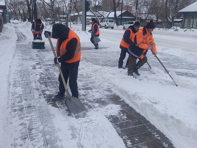 В компании с рабочими ГСТК на улицах областного центра работает спецтехника: очищает город от выпавшего снега