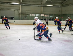 Соревнования по хоккею памяти Героя России Владимира Барахтенко прошли на стадионе «Спартак»