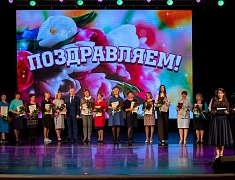 В Благовещенске за заслуги наградили более сотни педагогов