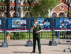 Мэр Благовещенска в День России вручил паспорта 13 юным благовещенцам