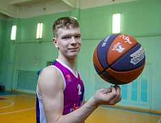 Мэр Благовещенска Олег Имамеев вручил награду "Наставник месяца"